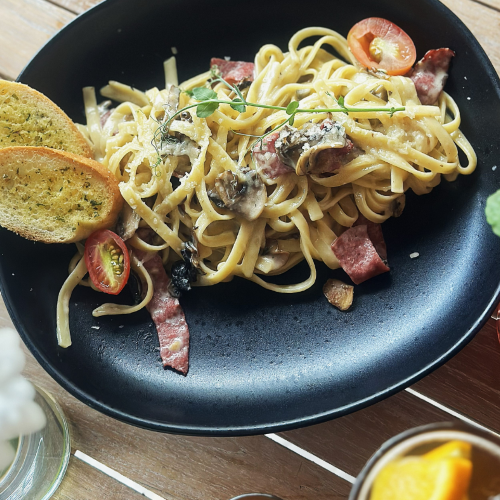 Linguine Alla Carbonara served with garlic bread