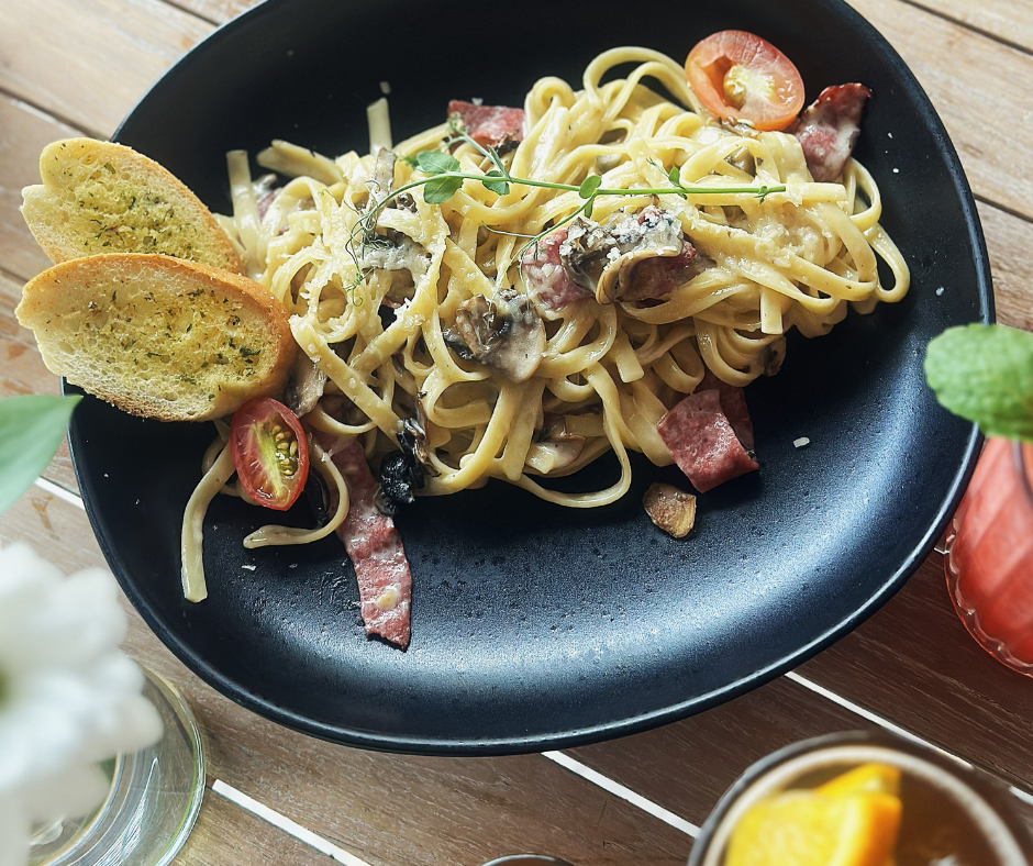 Linguine Alla Carbonara served with garlic bread